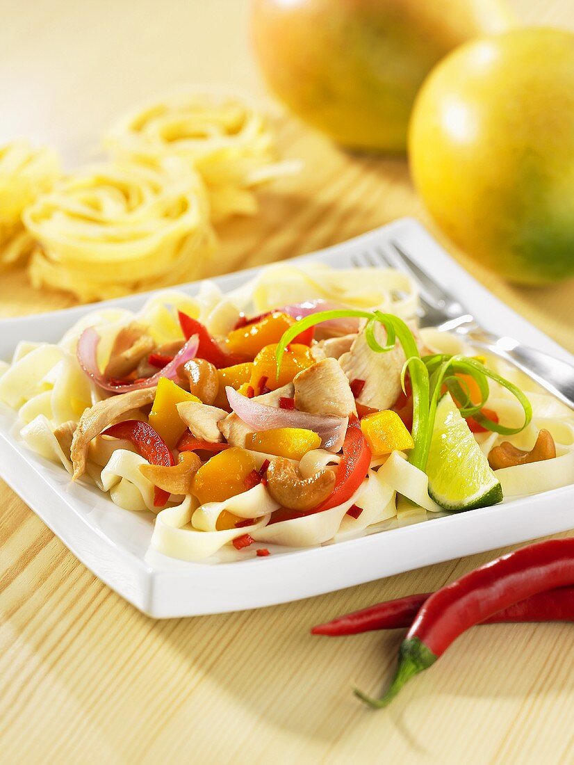 Hähnchengeschnetzeltes mit Mango und Cashews auf Bandnudeln (Asien)