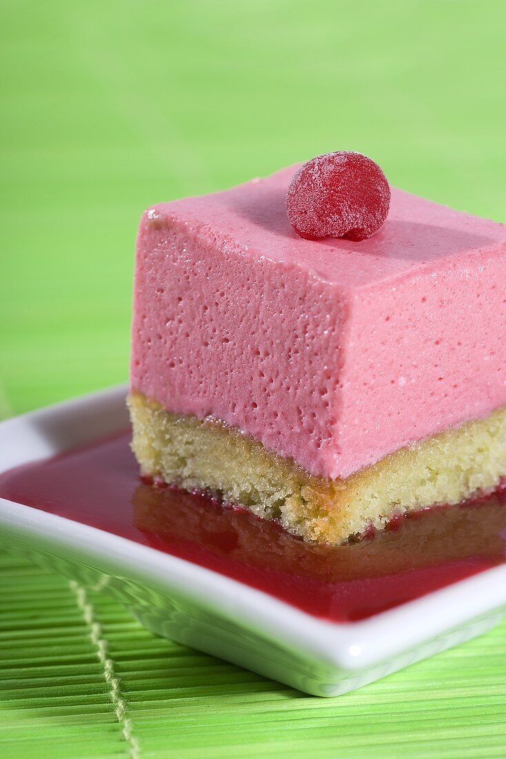 Pistachio cake with raspberry mousse