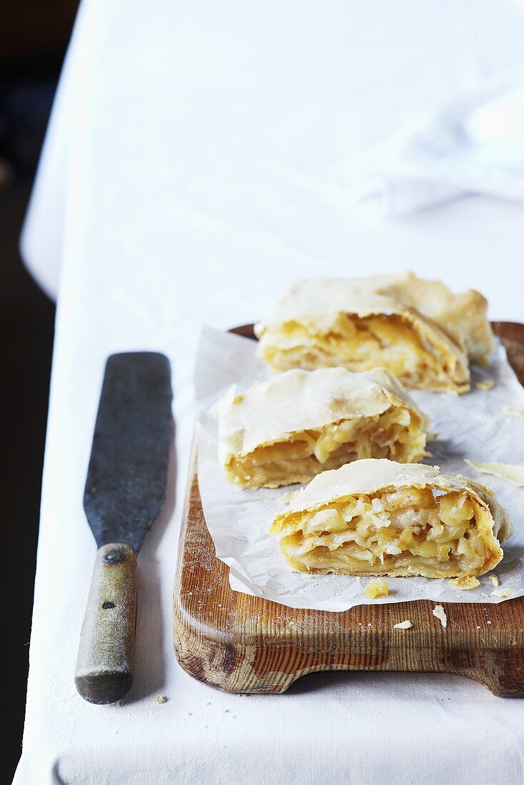 Apfelstrudel in Stücke geschnitten