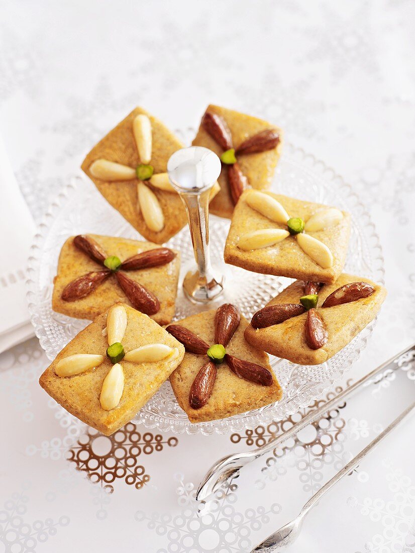 Biscuits with light and dark almonds