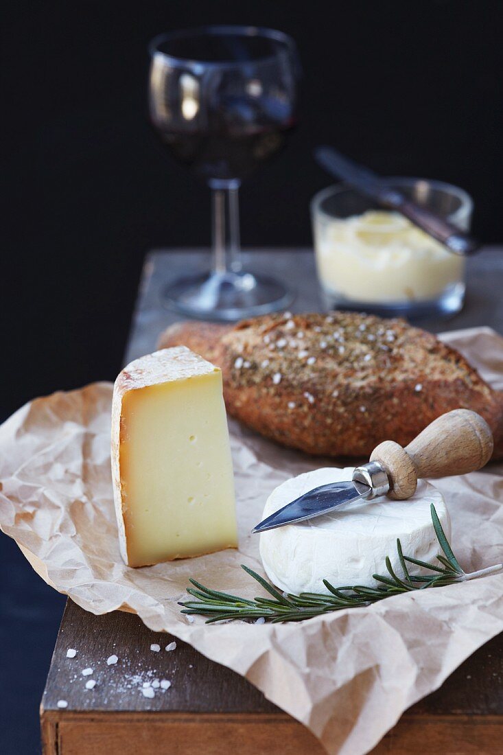 Käseauswahl mit Brot und Butter