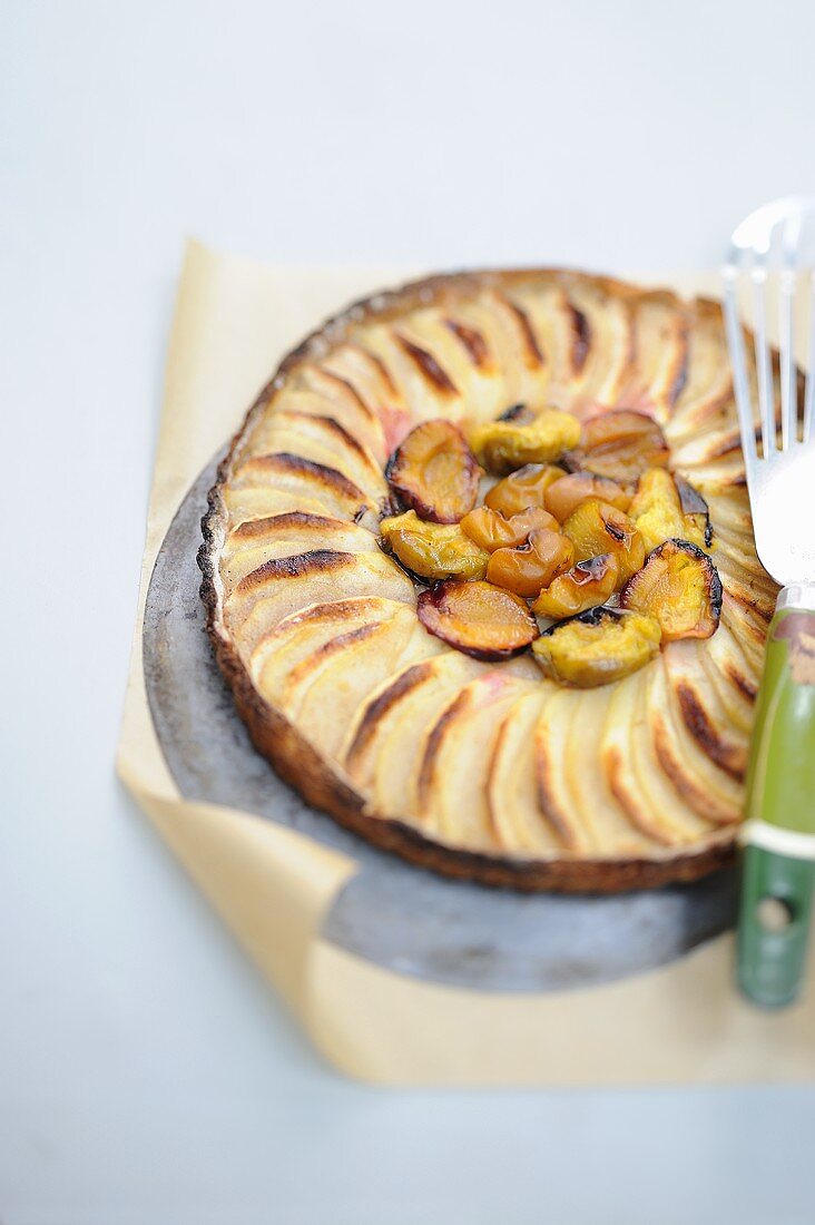 An autumnal fruit pie with bran