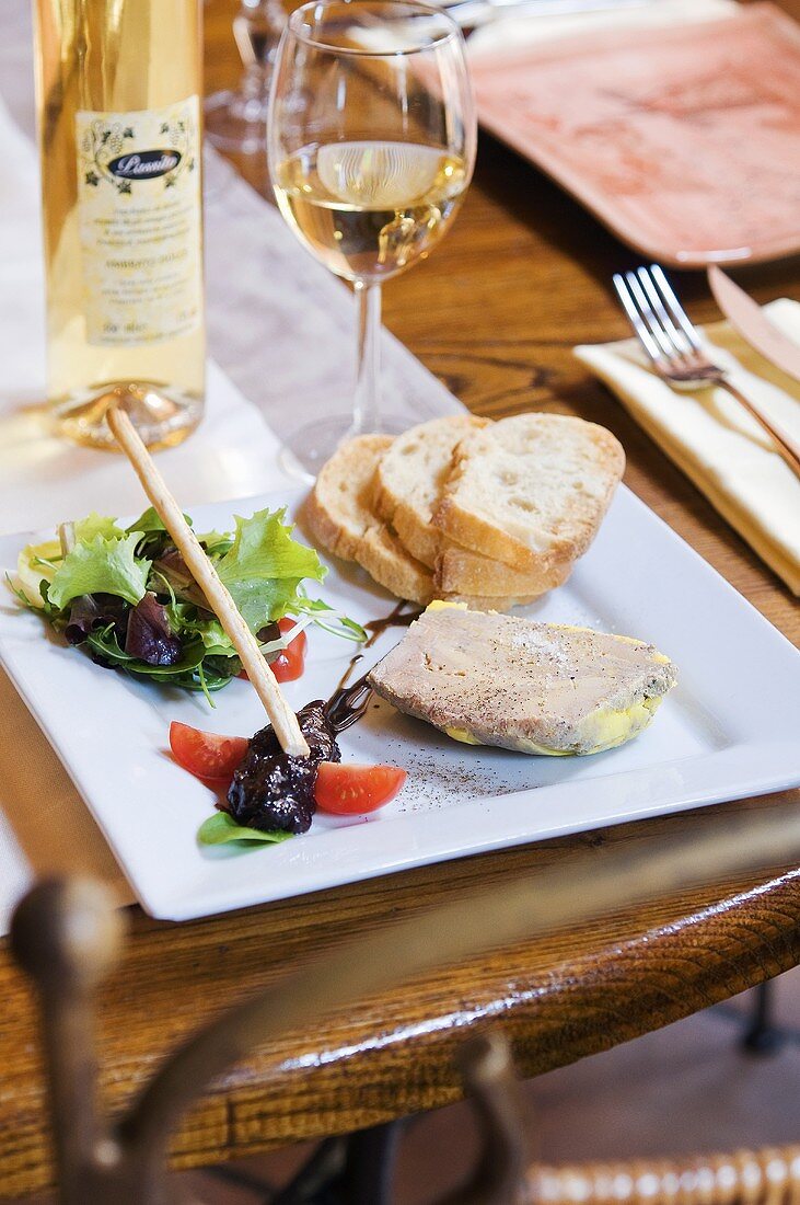 Foie gras mit Brot und Weißwein