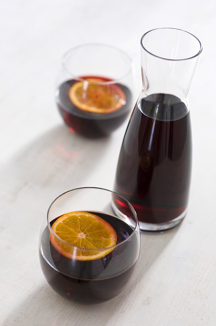 Wein mit Orangenscheiben