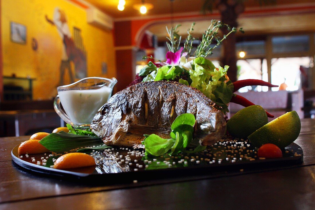 Gegrillter Seebarsch im kubanischen Restaurant Havana in Brno, Tschechien