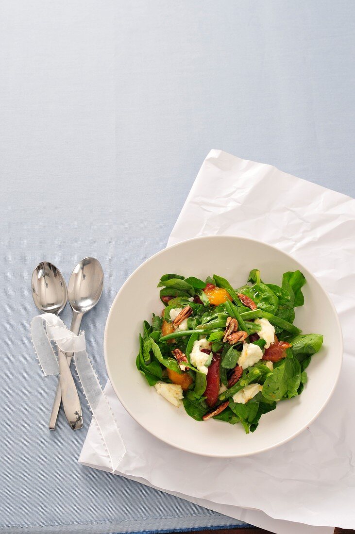 Spinatsalat mit Nüssen und Pflaumen