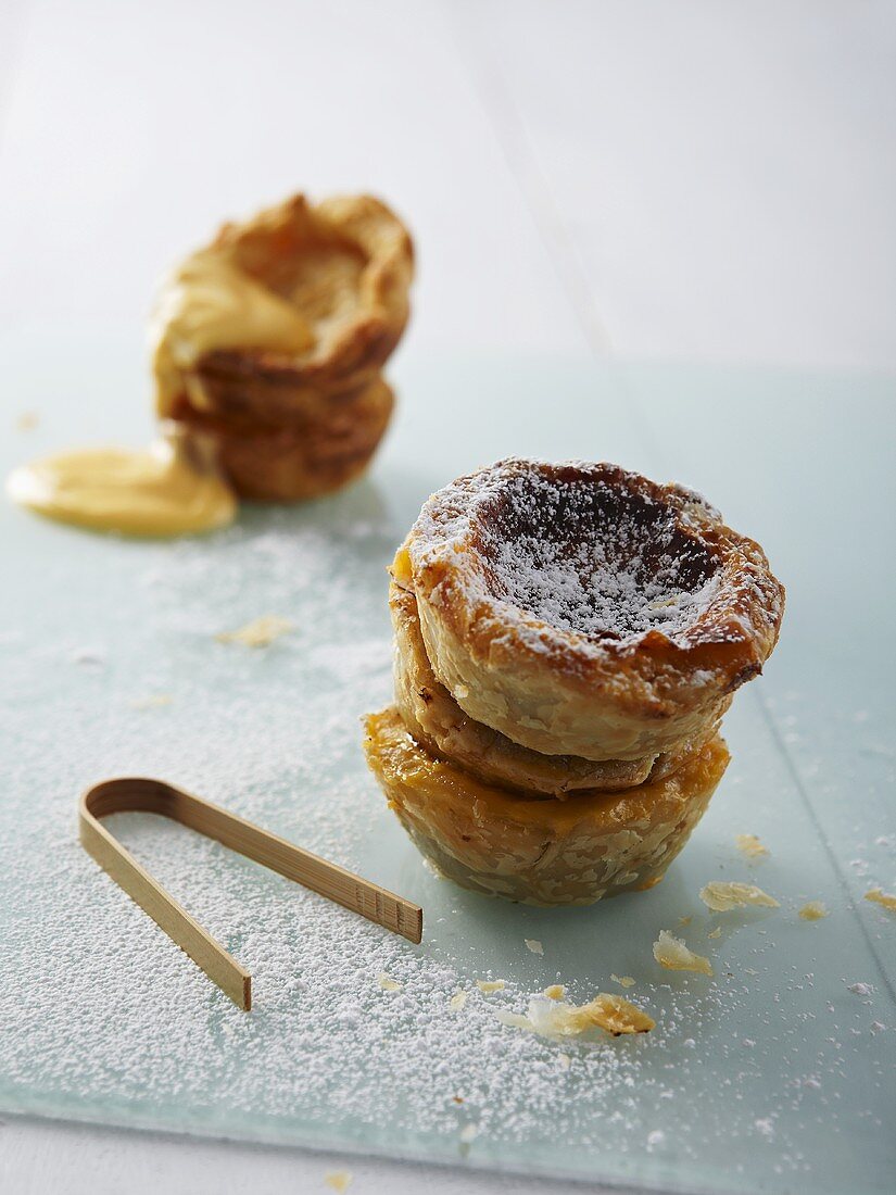 Blätterteigtörtchen mit Fruchtaufstrich und Custard-Creme