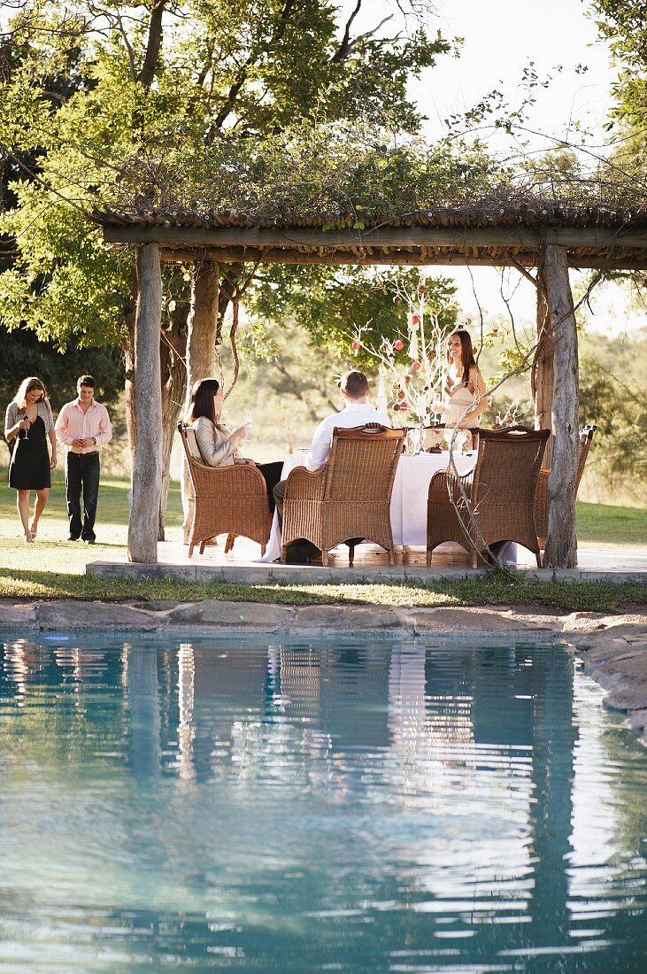 Menschen in einem Garten mit Pool