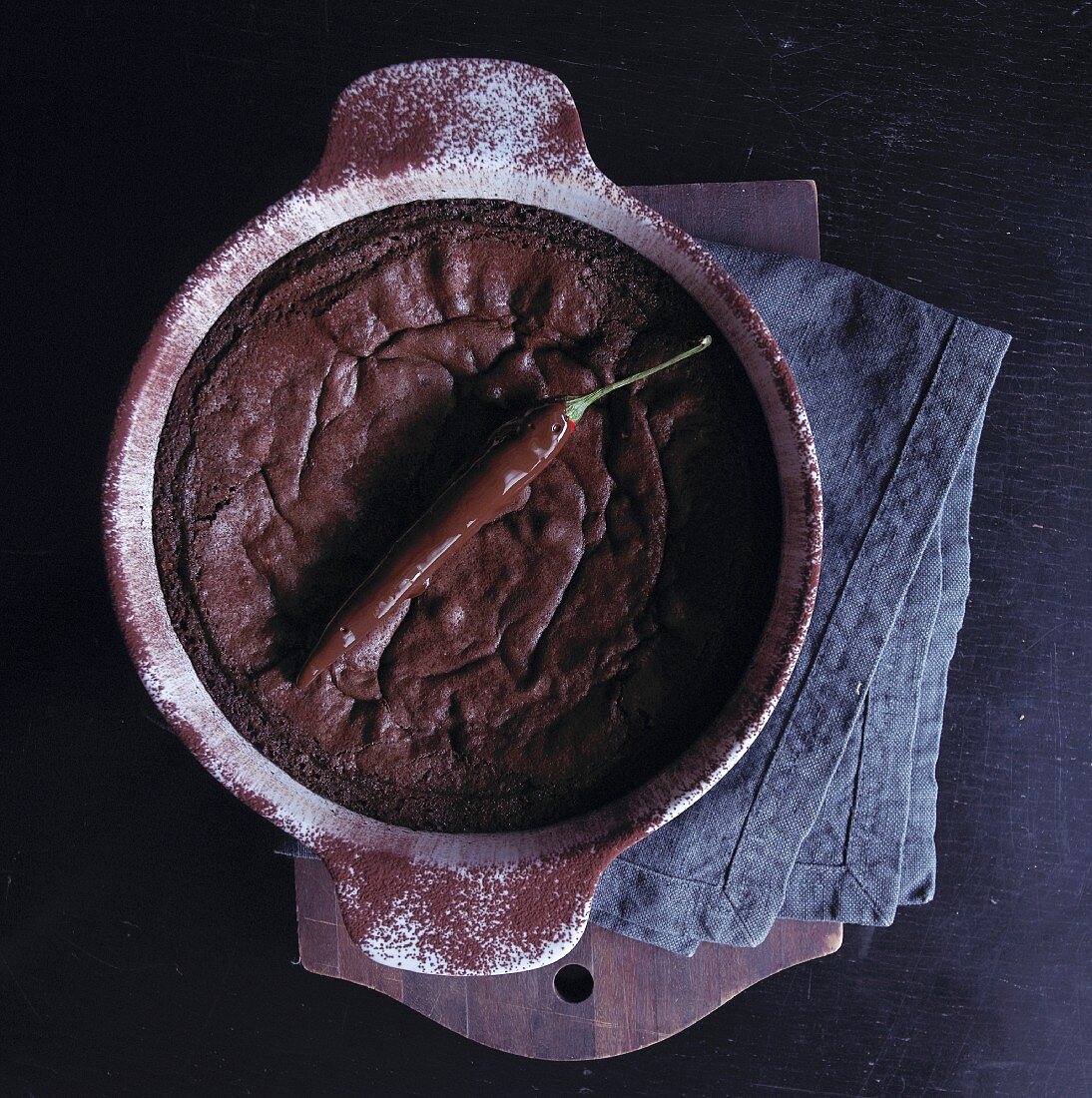 Moelleux au chocolat mit einer Chilischote