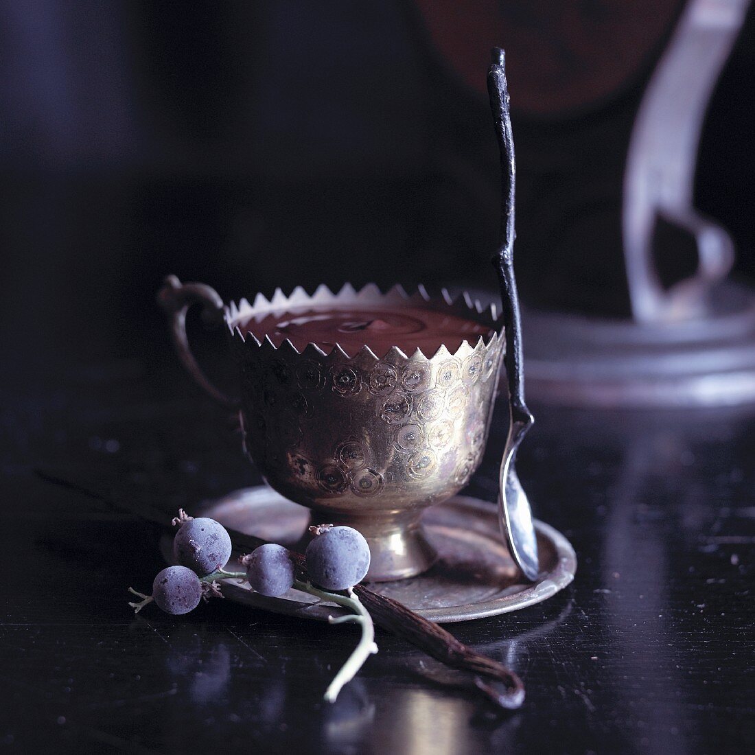 Schokoladencreme in einer Silbertasse