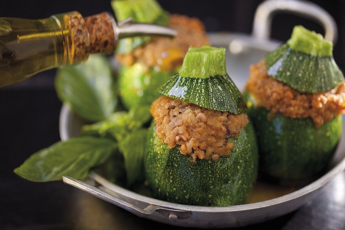 Runde Zucchini mit Fleischfüllung