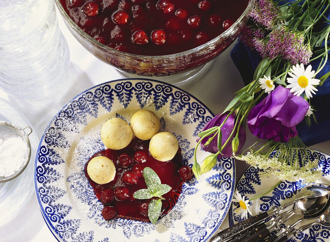 Grießknödel mit Kirschkaltschale