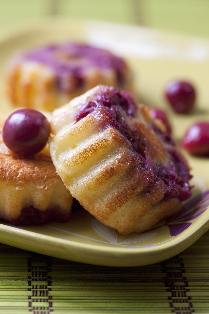 Semolina tartlets with cherries