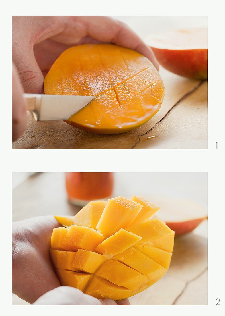 Das Fruchtfleisch von Mango gitterförmig einschneiden
