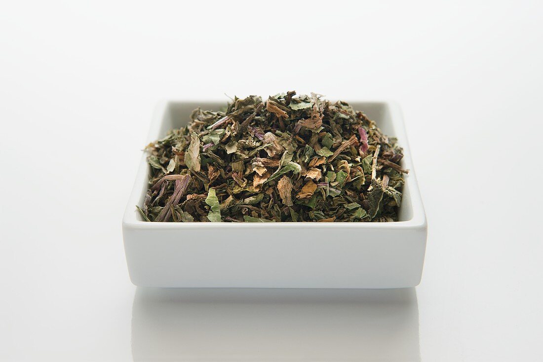 Chopped and dried dandelions (taraxaci herba)
