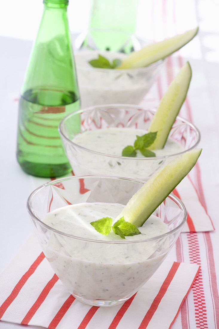 Joghurt-Kräuter-Dip mit Gurken