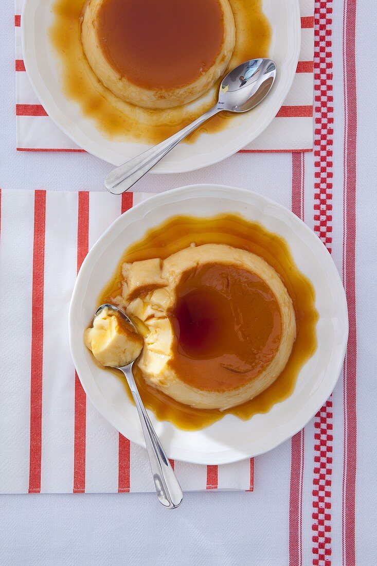 Crème Caramel, angebissen