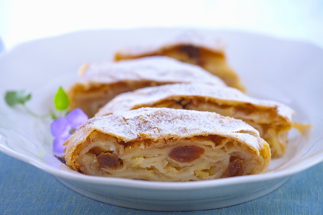 Apfelstrudel mit Haselnüssen, Rosinen und Puderzucker