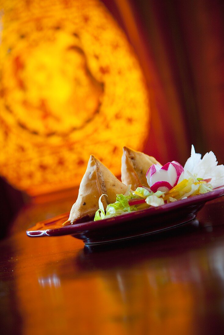 Samosas filled with potatoes and lamb (India)