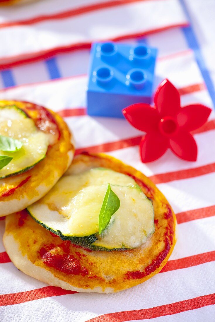 Minipizza mit Zucchini, Käse und Basilikum