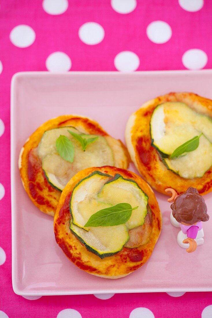 Minipizzen mit Zucchini, Käse und Basilikum