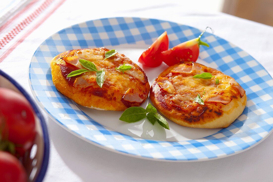 Mini pizzas with ham