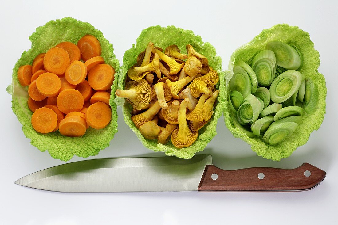Carrot slices, chanterelles and sliced leeks in Savoy cabbage leaves