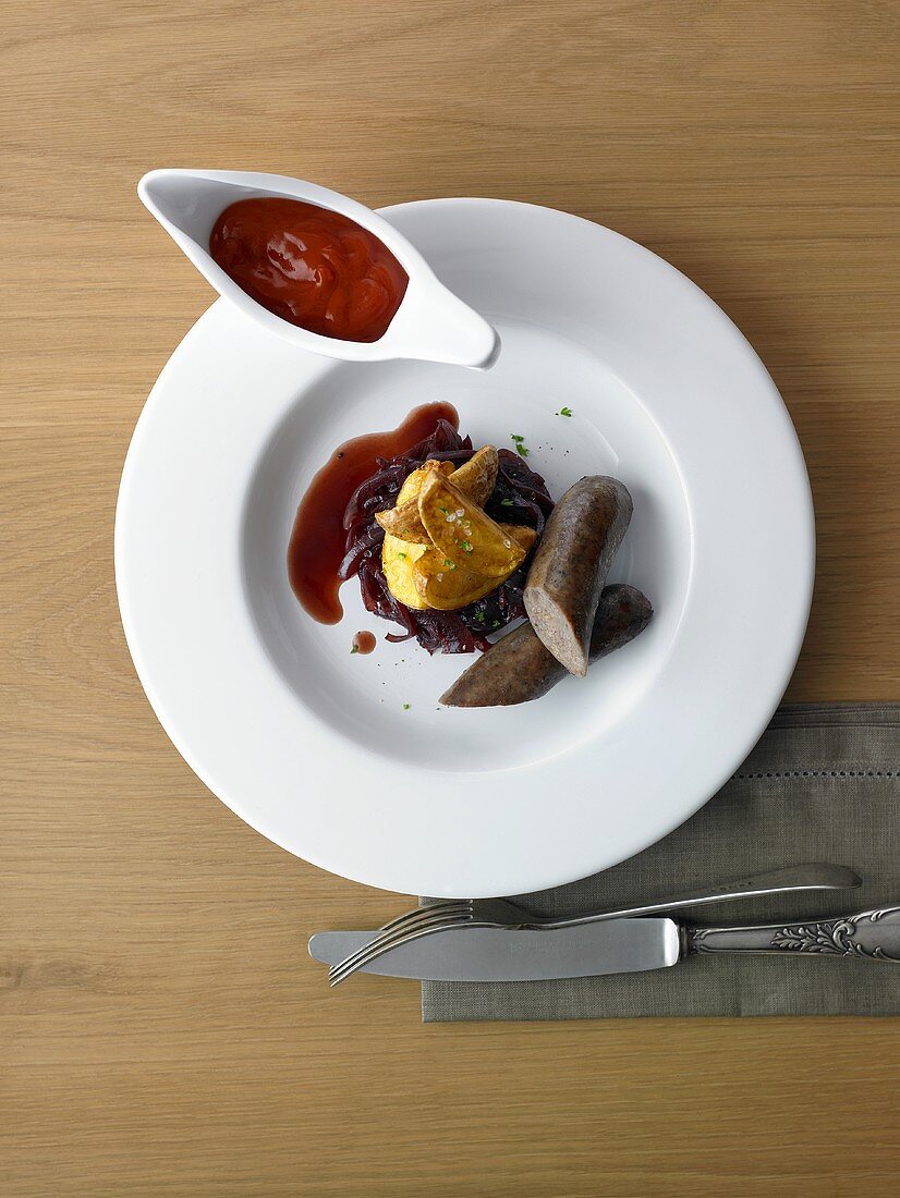 Flambierte Bisonbüffelwurst auf Zwiebelconfit mit Bratkartoffeln