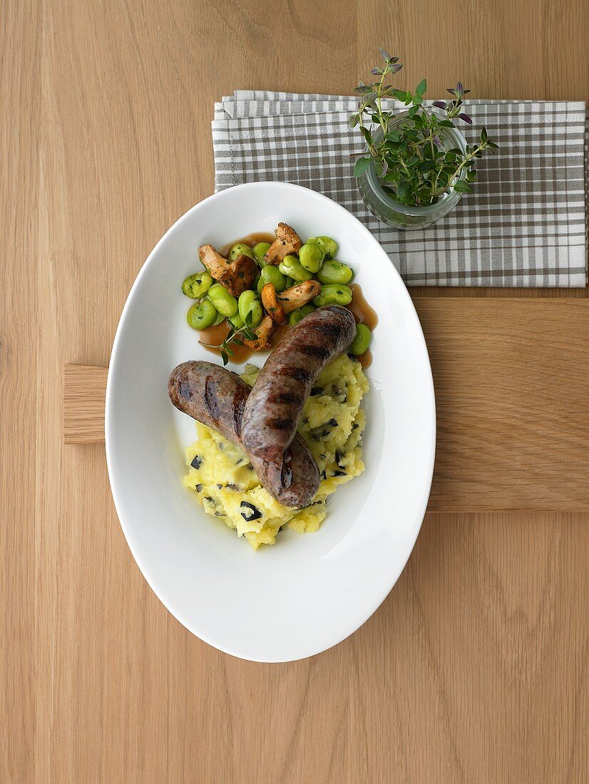 Lammbratwurst mit Saubohnen und Oliven-Stampfkartoffeln