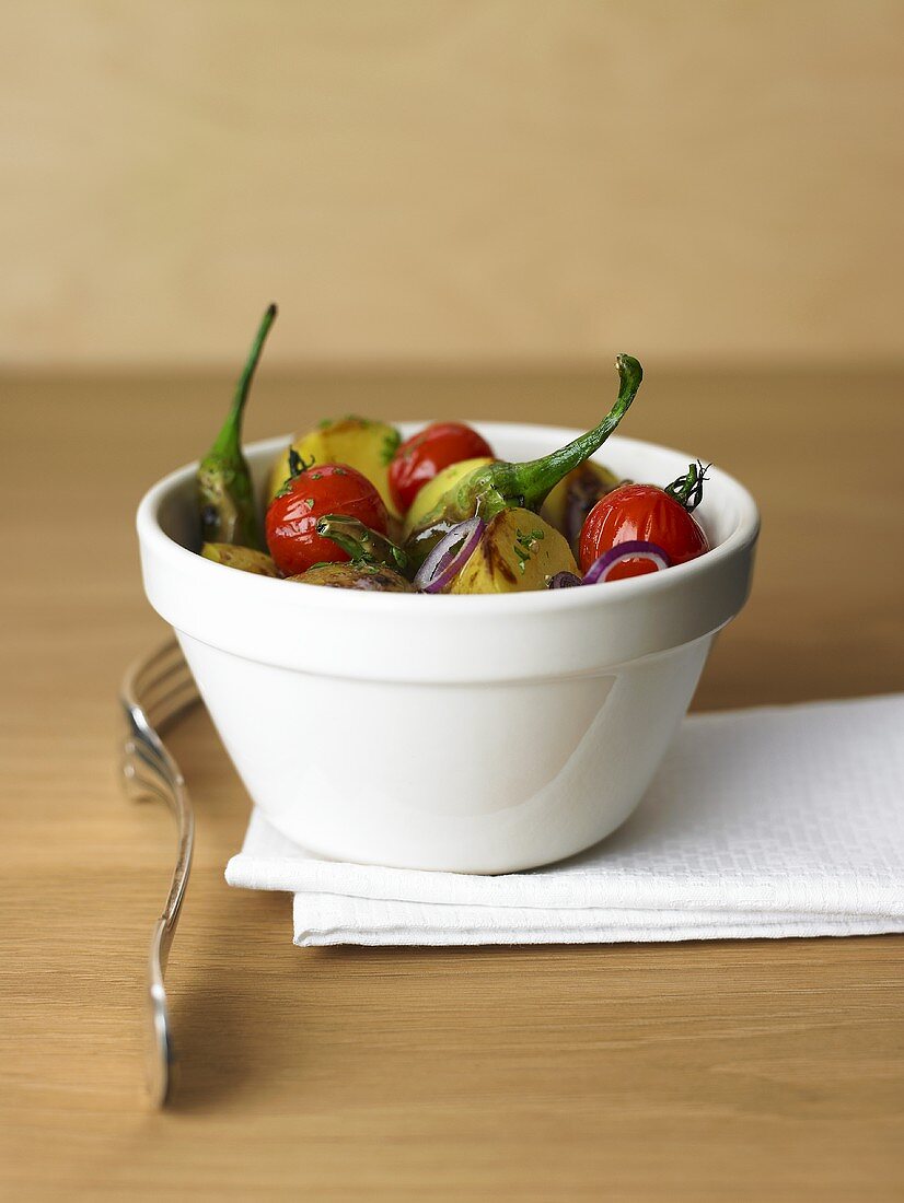 Lauwarmer Kartoffelsalat mit Kirschtomaten und Pfefferschoten