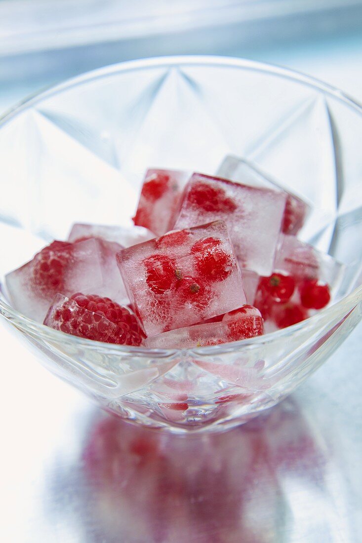 Beeren-Eiswürfel in einer Glasschale