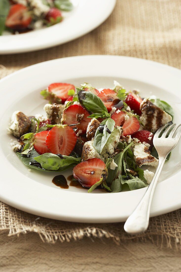 Strawberry-spinach salad with fresh goat chees