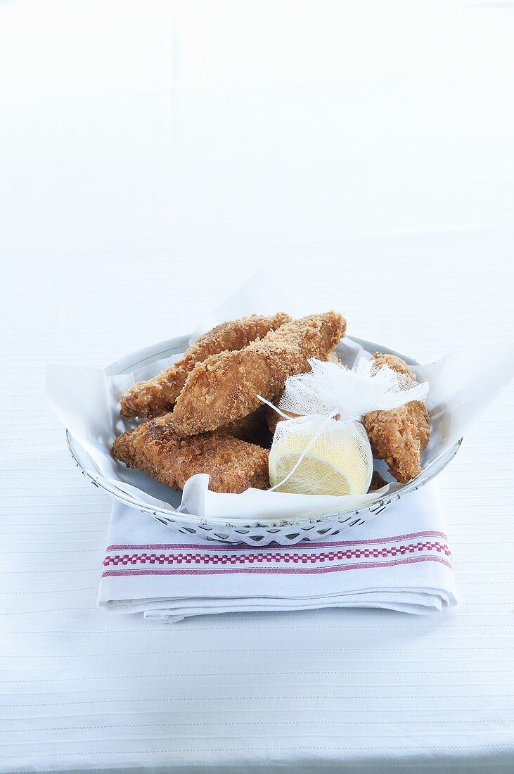 Nuggets mit Zitronenhälte in Mulltuch