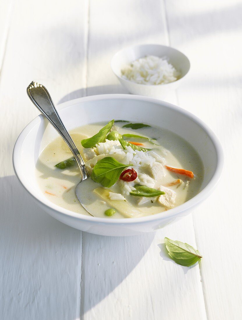 Reis-Kokos-Suppe mit Thaibasilikum und Hähnchen (Asien)