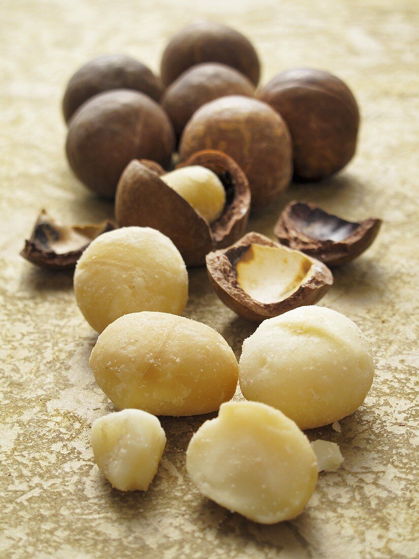 Macadamia nuts, shelled and unshelled