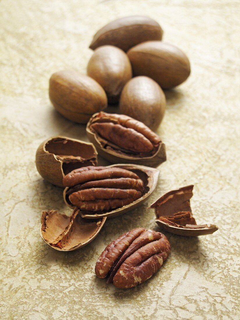 Pecan nuts with and without shells