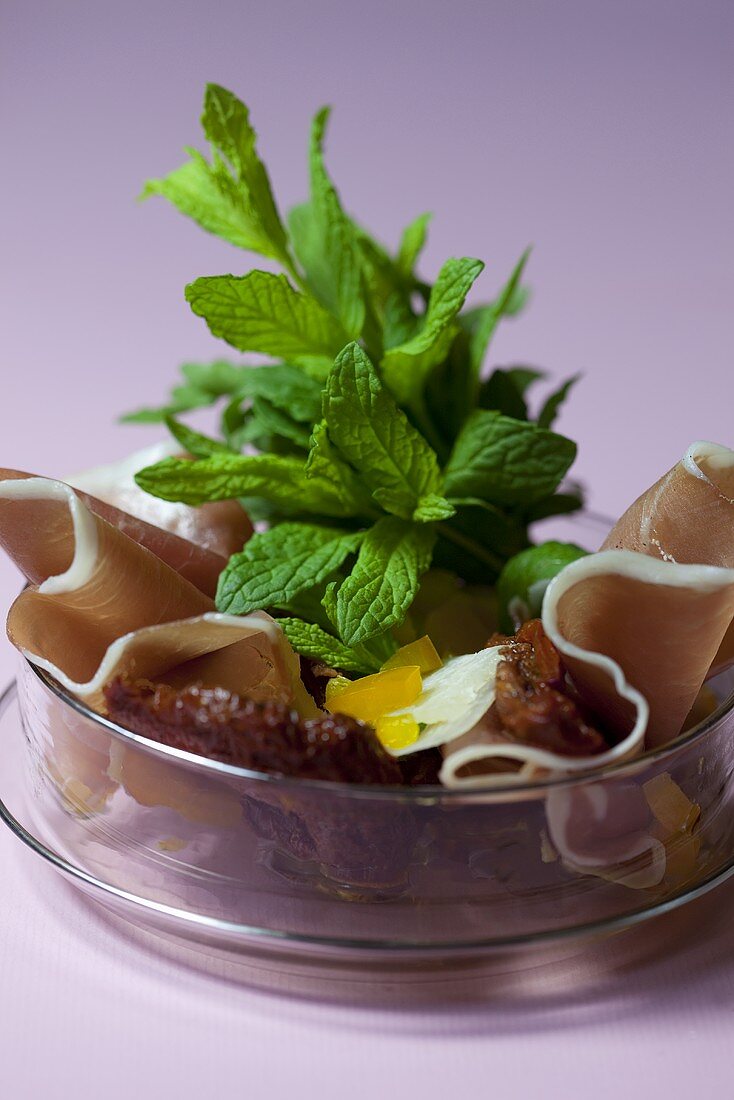 Parmaschinken mit getrockneten Tomaten und Pfefferminzsträusschen