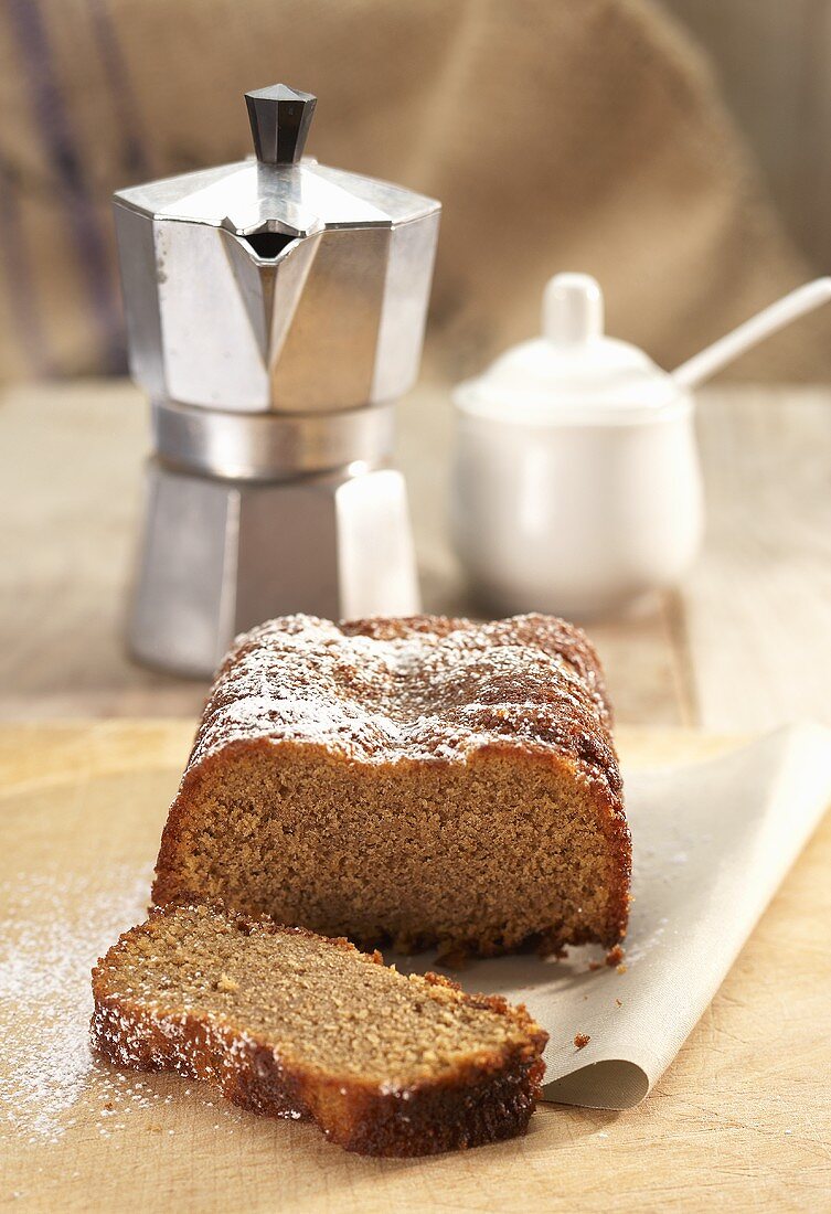 Kastenförmiger Espressokuchen, Espressokanne und Zuckerdose