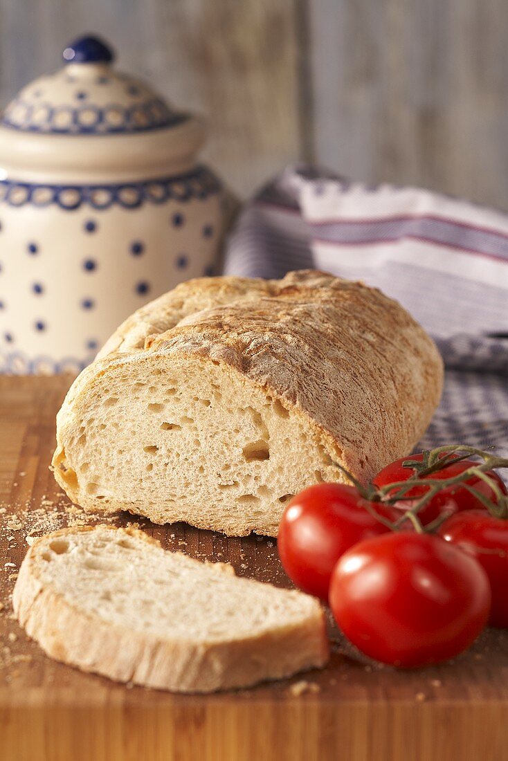 Bauernbrot mit Tomaten