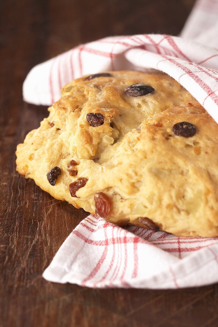 Osterhefebrot mit Rosinen