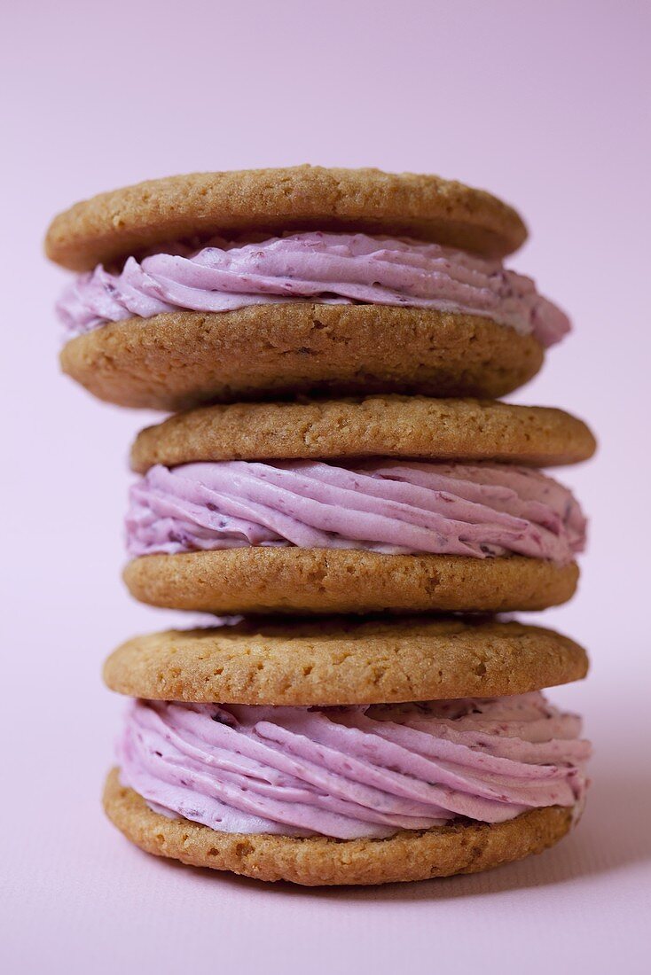 Drei Whoopie-Pies mit Himbeercremefüllung