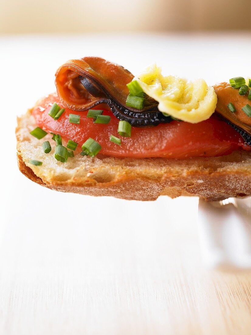 Röstbrot mit Tomaten und Miesmuscheln