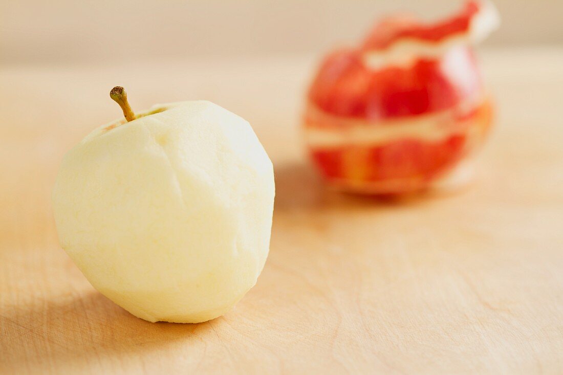 Ein geschälter Apfel