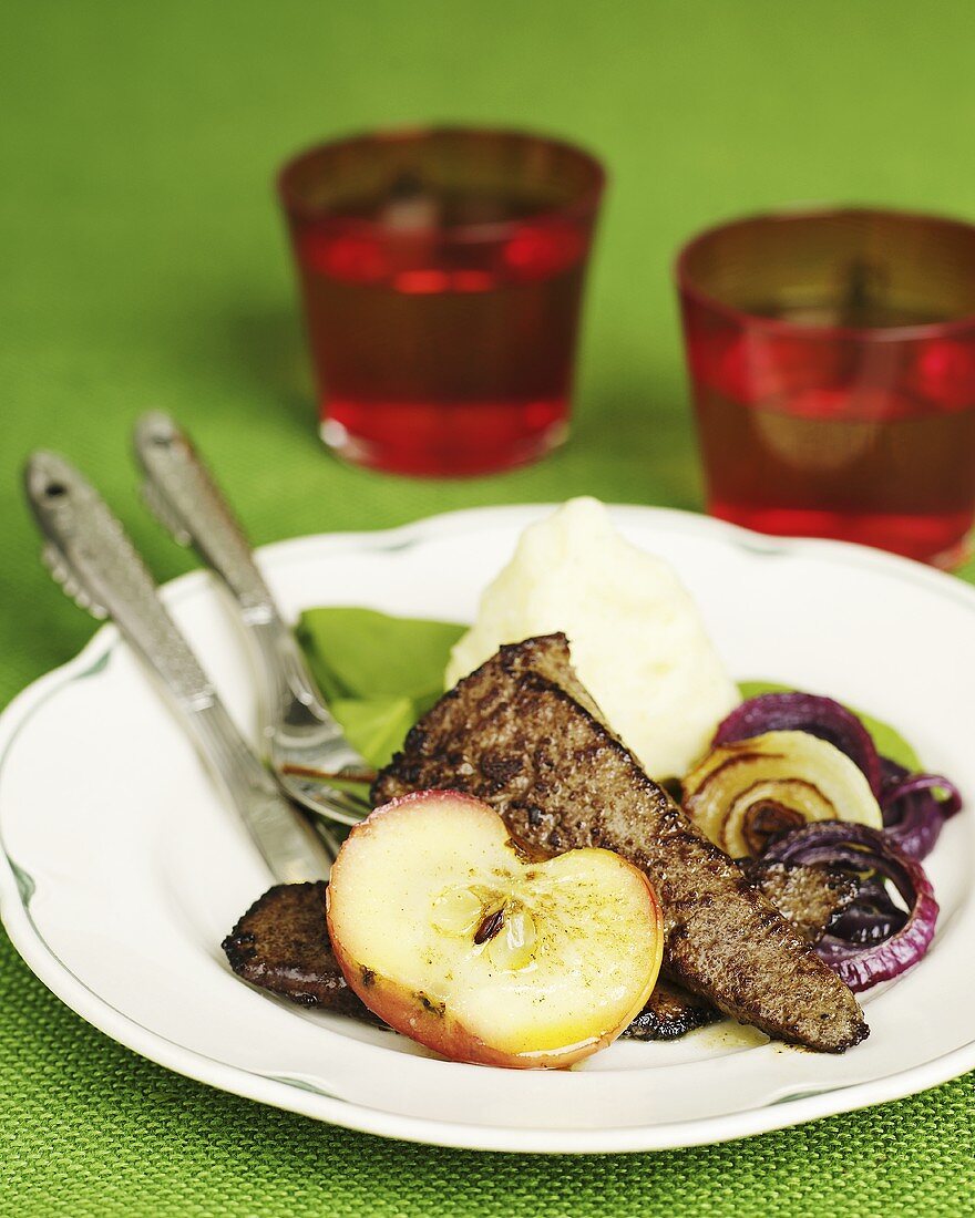 Sauteed liver with apples and onions