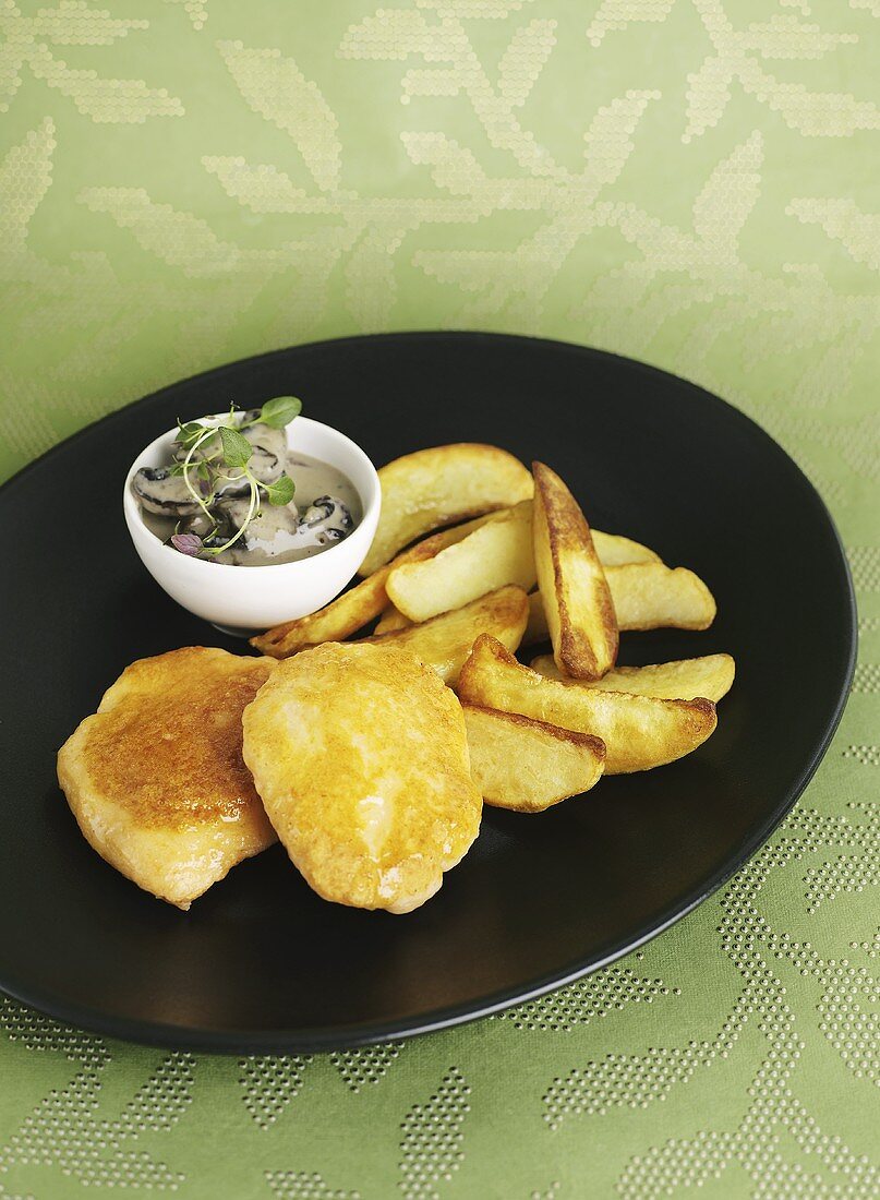 Lachsfrikadellen mit Pommes frites und Pilzsauce