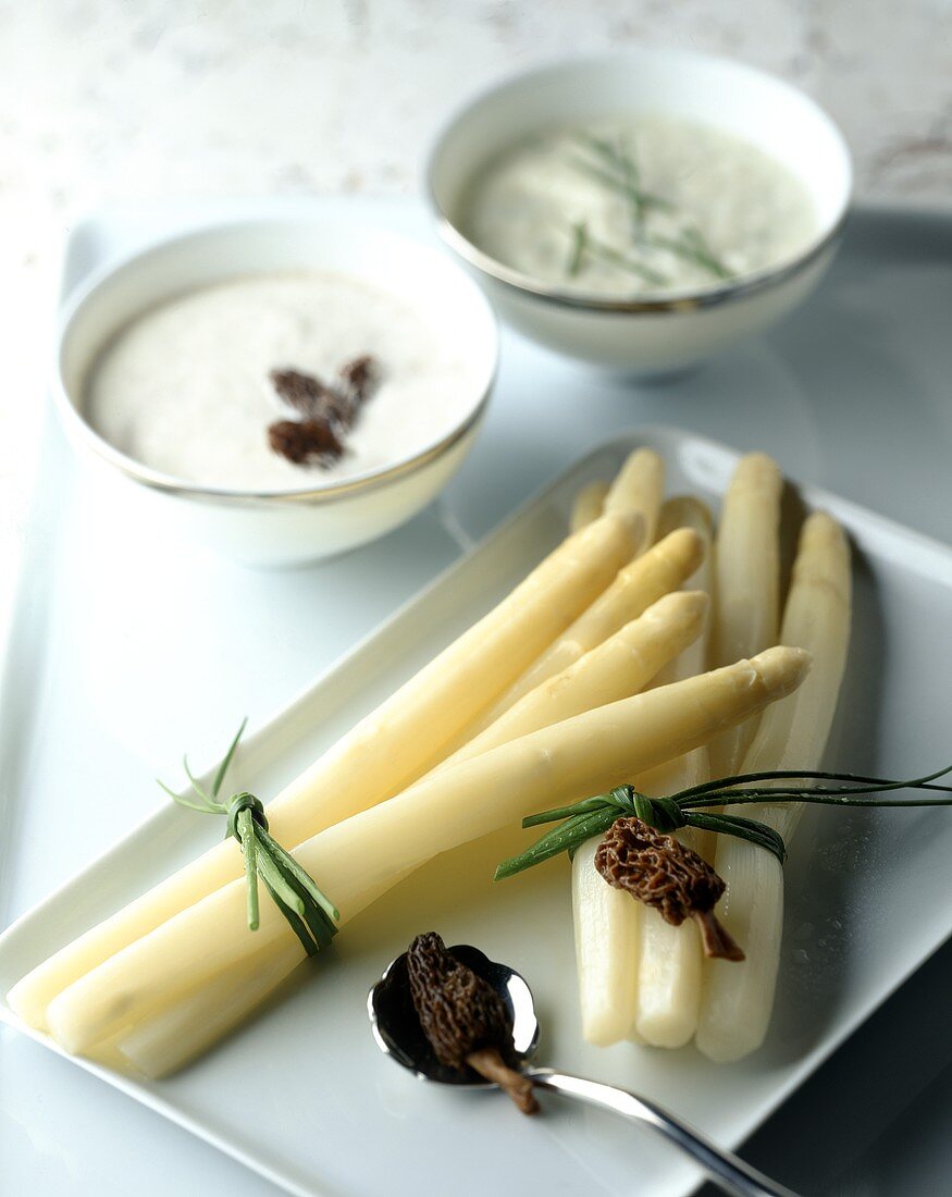 Weisser Spargel mit zwei Saucen und Morcheln