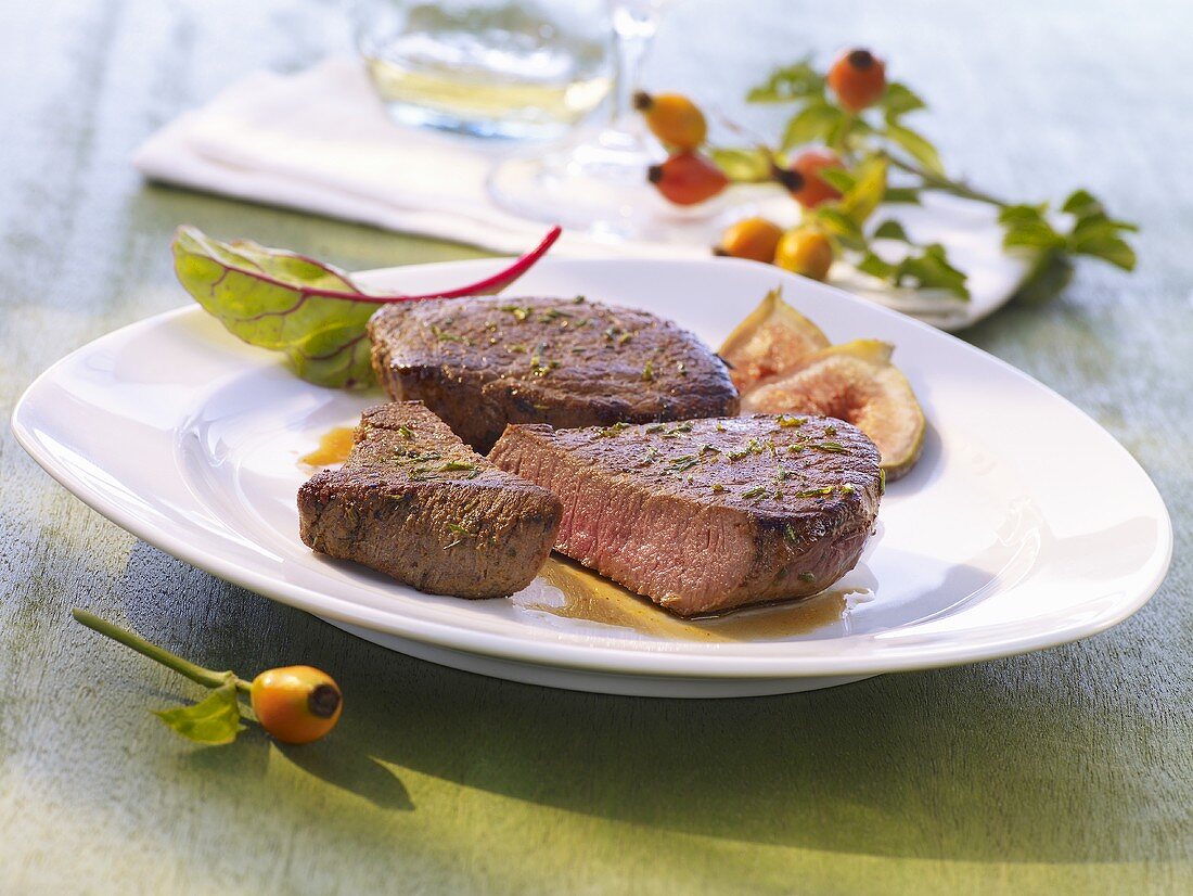 Venison steak with sliced figs