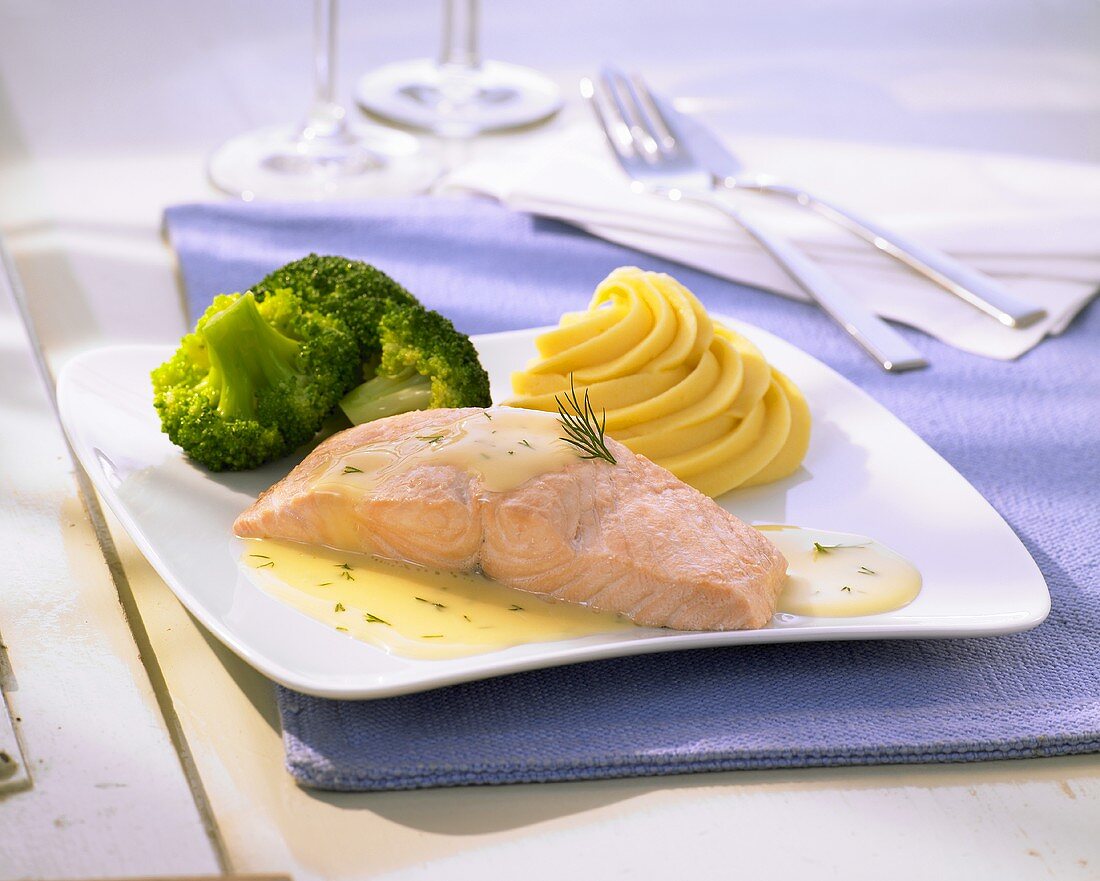 Pochierter Lachs mit Brokkoli und Kartoffelbrei