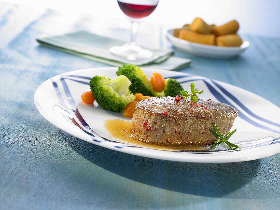 Rinderfiletsteak mit Gemüse und Kartoffelkroketten