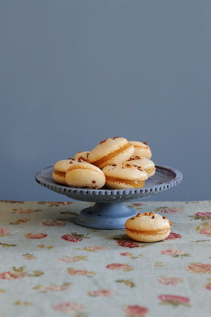 Nougat macaroons with peach-honey jam